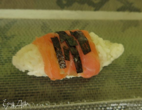 На рыбу — полоски нори.