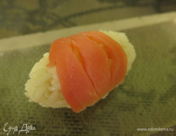 Аналогично поступаем со второй рыбкой, если используем целый кусок рыбы, делаем разрезы.