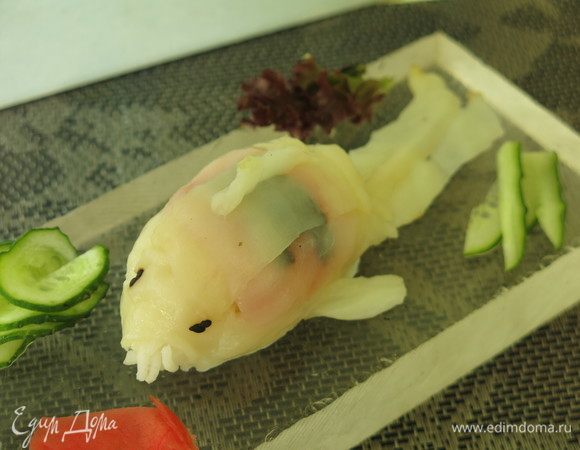 Формируем рыбок, из огурцов, имбиря, салата делаем водоросли.