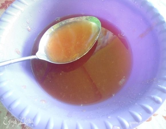 Добавить сок из 1 лимона. По желанию можно взять 2 лимона. Перемешать и остудить.