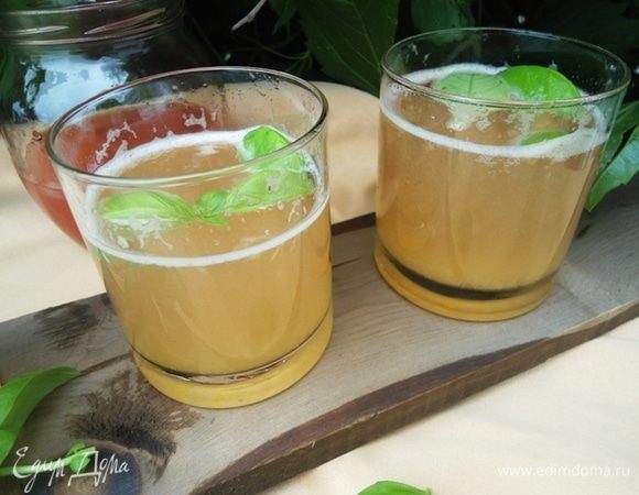 Сироп перелить в кувшин или баночку и можно хранить пару дней в холодильнике и по желанию баловать себя лимонадом. А мы будем пробовать сразу! В стаканы налить 2–3 ложки сиропа, и долить холодной газированной водой, украсить листиками базилика.