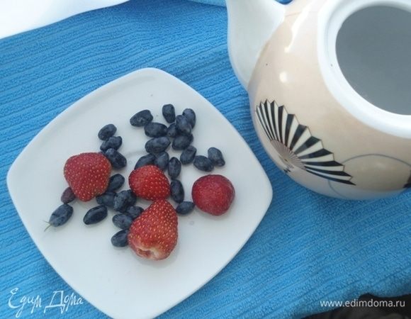 Ягоду хорошо вымыть, сложить в заварочный чайник и немного размять.