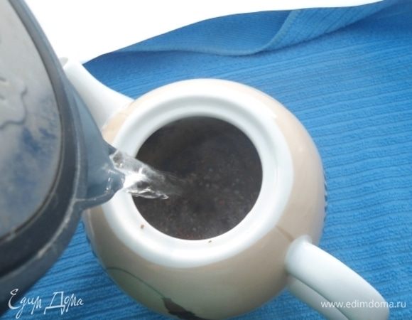 Залить все кипятком и дать настояться 10 минут.