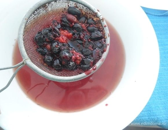 Напиток процедить и охладить. Он получается красивый и ароматный.