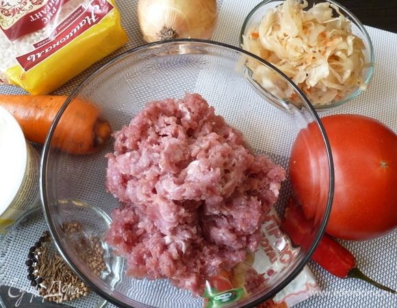 Подготовим продукты для ленивых голубцов. Фарш готовим из любимого мяса (свинина, курица, индейка). Овощи моем и чистим. Рис ТМ «Националь» Гигант сварим до полуготовности.