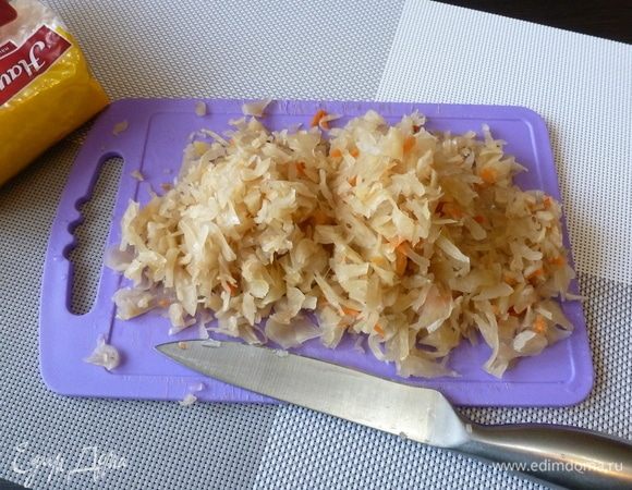 Квашеную капусту нарежем помельче для удобства.