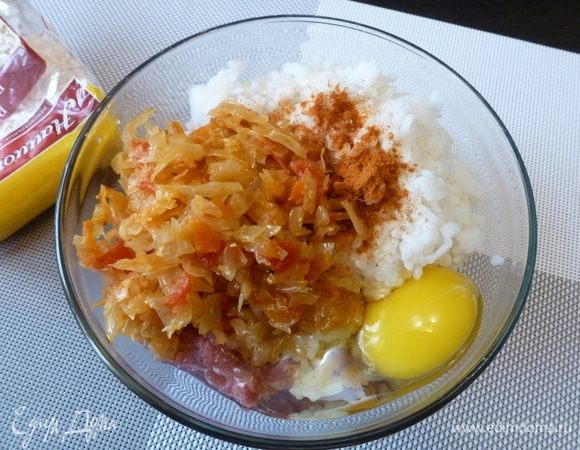 Смешаем мясной фарш, вареный рис, обжаренную капусту, сырое яйцо. Приправим паприкой, посолим. Хорошо размешаем.