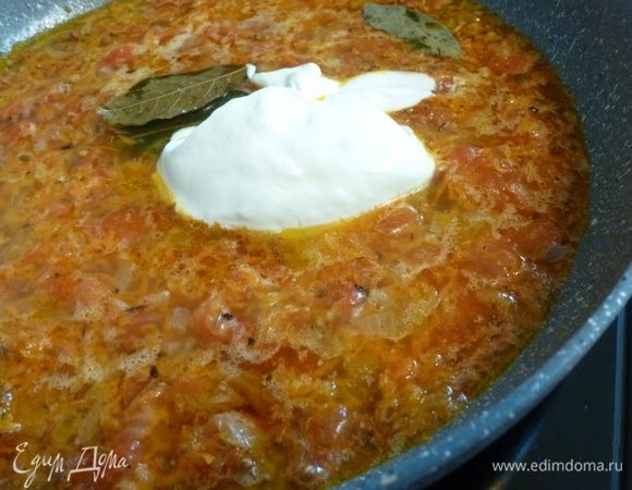 Вольем воду, добавим сметану, лавровый лист и доведем до кипения. Посолим, добавим сахар и потомим минут 5.