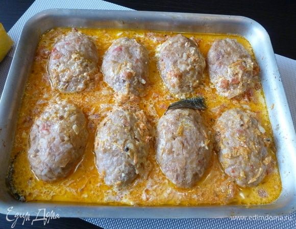 Через 20 минут вытащим противень, зальем сметанным соусом и отправим назад в духовку.