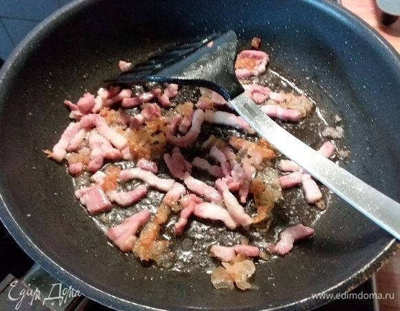 Брокколи помыть, разобрать на соцветия и отварить в небольшом количестве подсолнечной воды 5 минут. Слить воду, охладить. Бекон обжарить до золотистого цвета. 