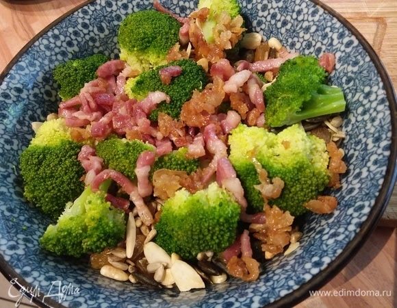 Всыпать семечки, добавить шкварки. 