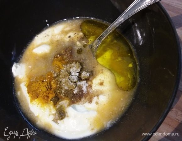 Приготовить соус. Смешать в пиале все ингредиенты для соуса. 