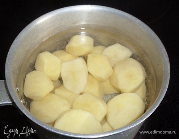В кастрюлю закладываем очищенный картофель. Наливаем воду (0,5 л) и добавляем 1 ч. л. соли. Ставим кастрюлю на огонь.
