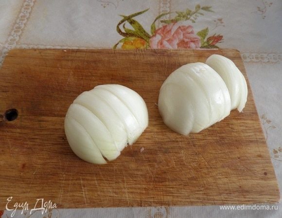 Пока варится картофель, нарезаем лук.