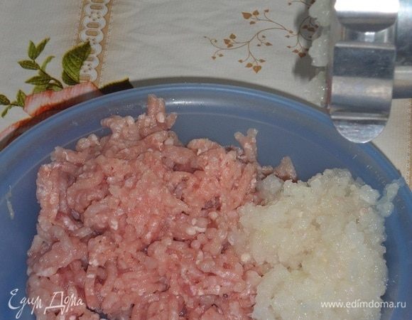 Пропускаем через мясорубку мясо (сегодня я использовала мясо кролика) и лук.