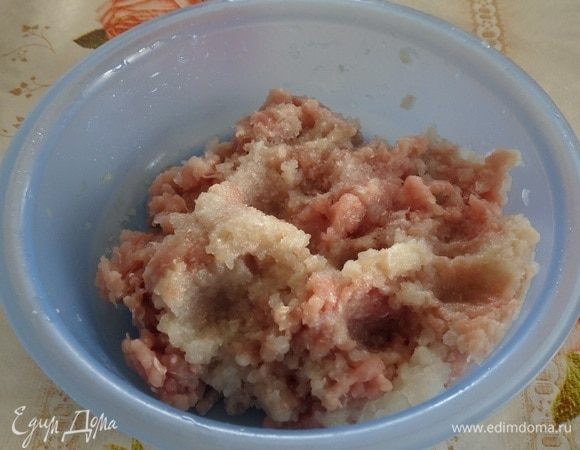 Фарш солим (1/2ч. л.) и хорошо перемешиваем.