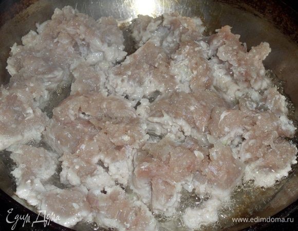 В сковороду наливаем 2 ст. л. растительного масла. Выкладываем фарш.