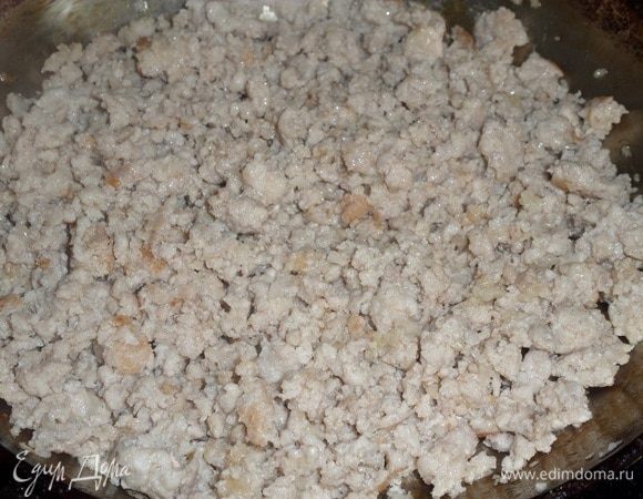 Обжариваем фарш, постоянно помешивая, 5-7 минут. Остужаем фарш. В оригинале японцы откидывают обжаренный фарш на дуршлаг, избавляясь от лишнего масла. Я использовала мелкое сито.