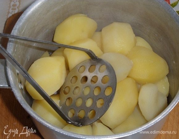 Картофель готов. Сливаем воду. Картофель разминаем до состояния пюре.