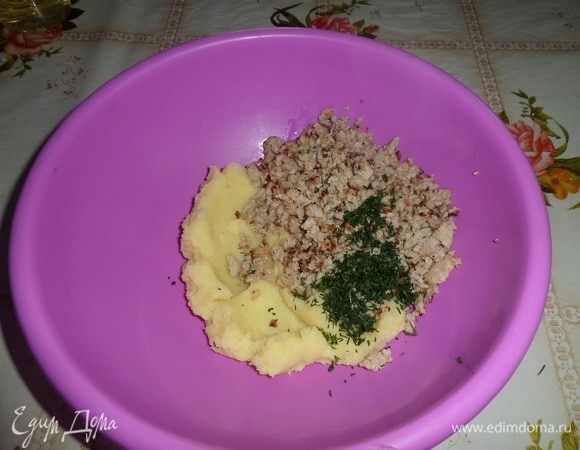 В чашку выкладываем картофельное пюре, обжаренный мясной фарш и щепотку нарезанной зелени.