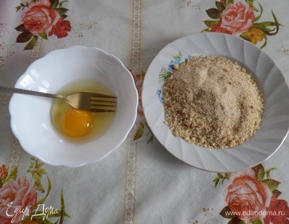 В чашечку разбиваем яйцо и слегка взбиваем с помощью вилки. В тарелку высыпаем панировочные сухари.