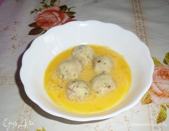 Выкладываем шарики в чашку со взбитым яйцом. 