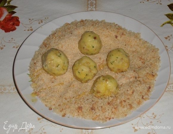 Затем — в тарелку с сухарями.