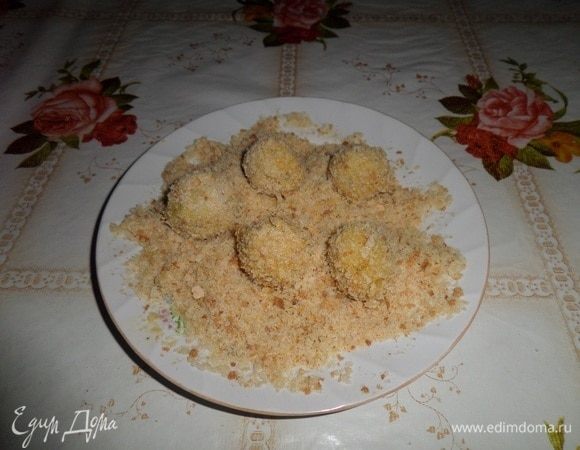 Хорошо обваливаем шарики в сухарях.