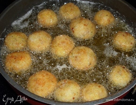 Обжариваем шарики-короккэ в раскаленном масле.