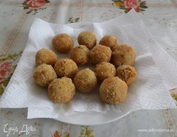 Обжаренные шарики выкладываем на бумажные салфетки, убирая лишнее масло.