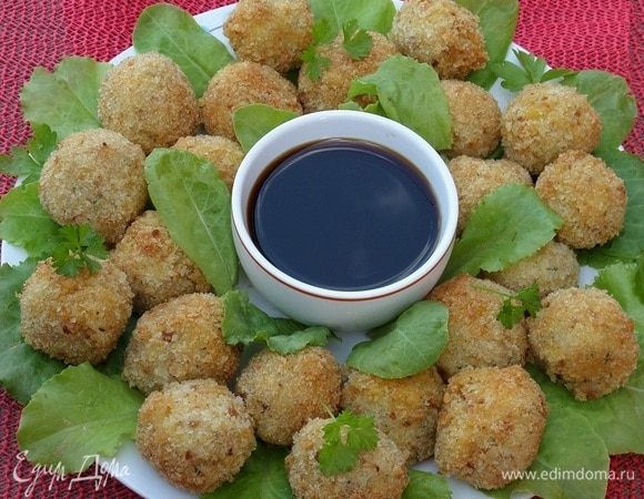 Подаем короккэ с соевым соусом и зеленью.