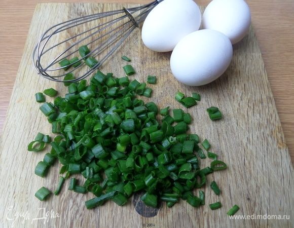 Нарезать мелко зеленый лук.