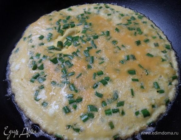 Вылить в разогретую с маслом сковороду и дать схватиться омлету снизу.