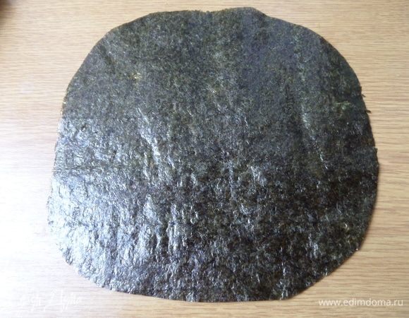 Из листа нори вырезать по возможности круг по диаметру сковороды.