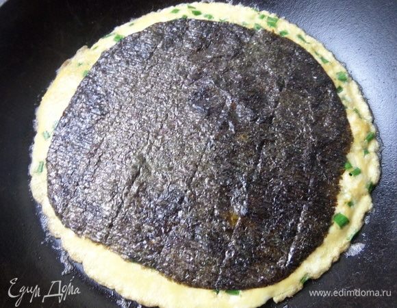 Накрыть нори омлет прямо на сковороде.