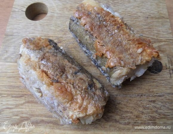 Заранее жарим любую рыбу. У меня был хек просто обжаренный со специями.