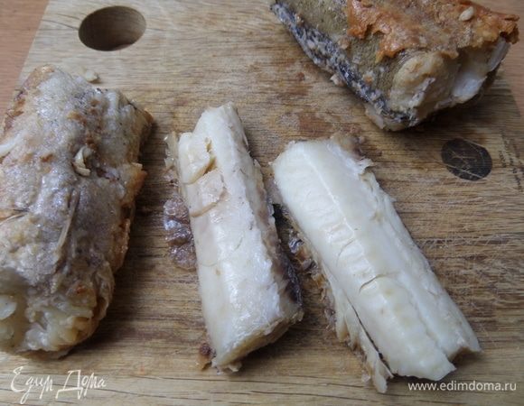Отделяем филе со спинки, чтобы сохранилась форма брусочка.