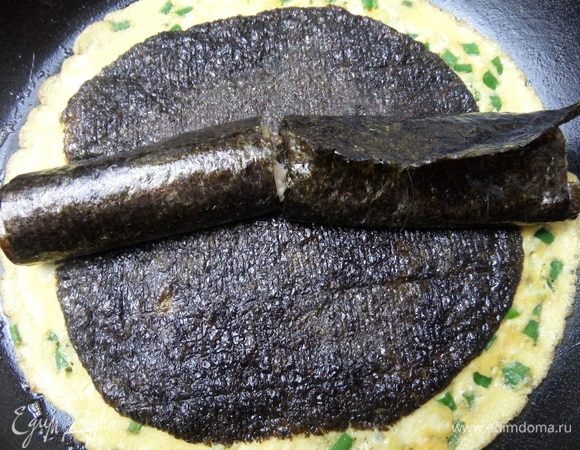 Положить в центре омлета.