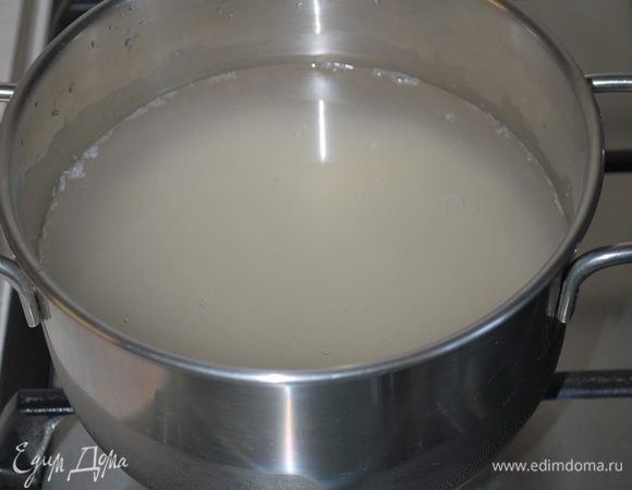 Отвариваем рис Азиатский ТМ «Националь» до готовности в течение 20 минут. Солим по вкусу.