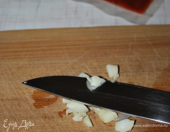 Подготавливаем чеснок.