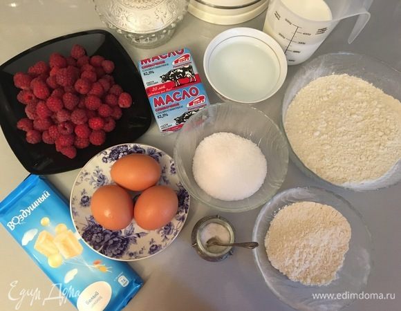 Готовим тесто. Для этого в миску кладем муку, соль, сахар и нарезанное кубиками холодное масло (именно холодное). Аккуратно замешиваем тесто до получения жирной крошки (в идеале рубить его блендером).