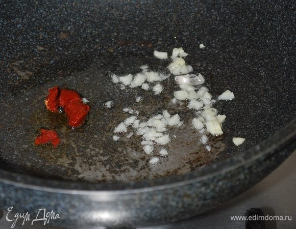 Разогреваем масло, добавляем чеснок и пасту чили. Вместо пасты можно взять свежий перчик чили.
