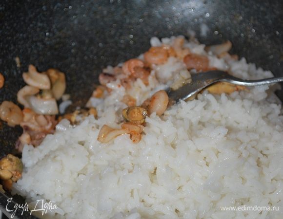 Добавляем готовый рис, перемешиваем.