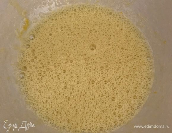 Яйцо взбить с сахаром и солью. Последнее время подсела на пастеризованные яйца в бутылках, поэтому консистенция жидкая на фото, да и лучше взбиваются. Поэтому и в ложках измеряю.