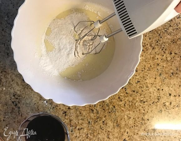 Ставим греться сковородку на сильный огонь. В сахарно-яичную смесь добавляем кефир, муку — пшеничную и кукурузную, разрыхлитель и все смешиваем между собой.