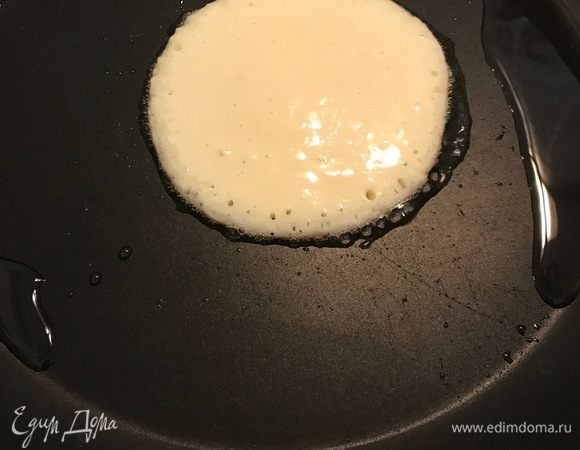 Наливаем растительное масло, убавляем огонь, ждем 1 минуту и начинаем жарить наши оладушки. Буквально с каждой стороны по 1 минутке. 
Готово! Приятного вам аппетита, дорогие мои:) Радуйте родных!