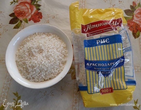 В кастрюлю наливаем 2 л воды, солим и ставим на огонь. Отмеряем необходимое количество риса. Промываем рис водой.