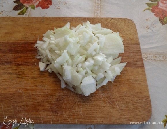 Лук нарезаем кубиком.