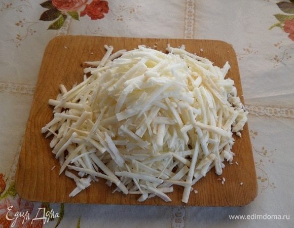 Плавленый сыр (у меня колбасный подкопченный) трем на терке.