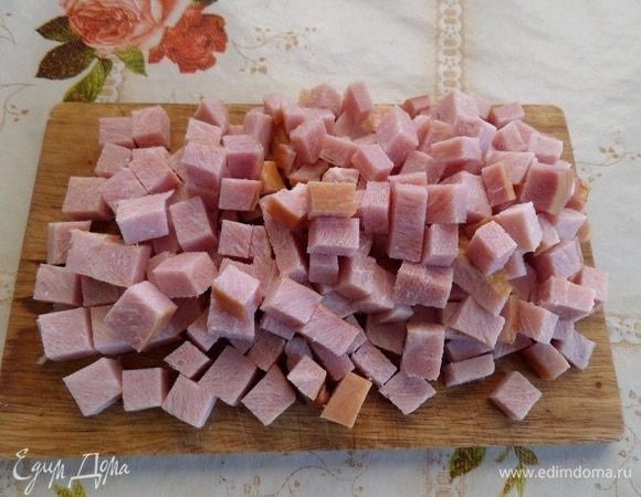 Варено-копченое мясо нарезаем кубиком.